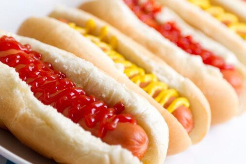 O cachorro-quente, por exemplo, tem 15% de tributos em seu
preço. Ou seja, o dogão que custa R$ 15 tem no seu valor R$ 2,25 de impostos. No
cálculo do IBPT são levados em conta os tributos incidentes sobre o consumo,
sobre a folha de salários e sobre os lucros