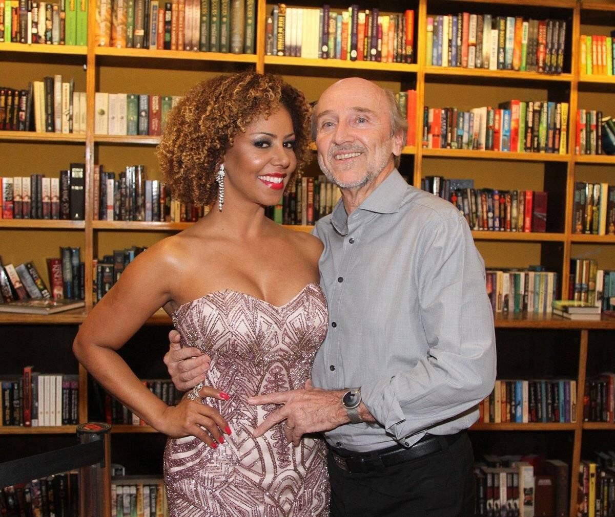 Na noite de quarta-feira (11), Valéria Valenssa lançou o livro Valéria Valenssa – Uma Vida de Sonhos, escrito por Laura Bergallo e Josiane Duarte. Na ocasião, a ex-Globeleza recebeu o carinho do marido, Hans Donner, e de alguns amigos