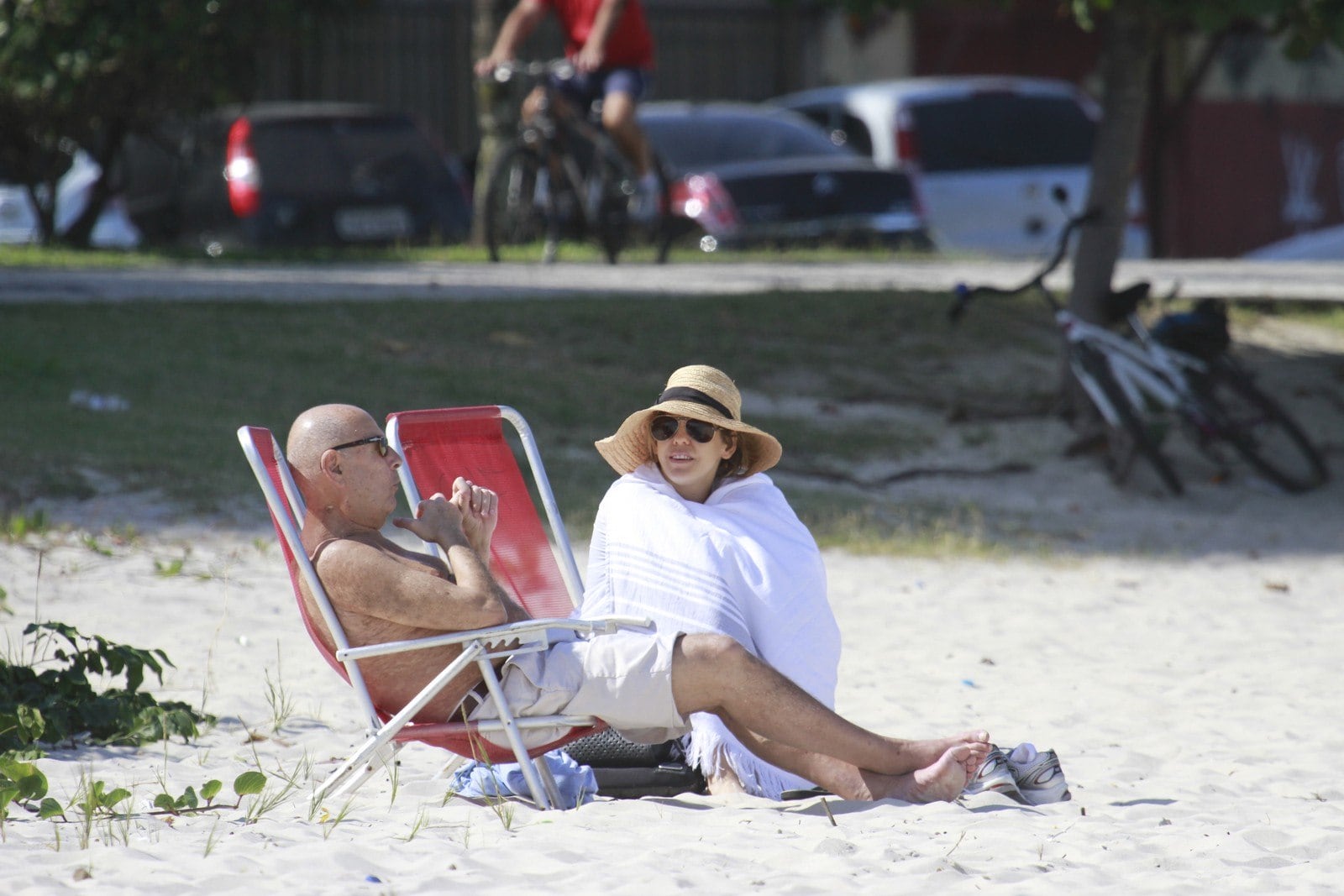 Bárbara Paz e o marido, Hector Babenco, foram à praia da Barra da Tijuca no domingo (21) para reforçar o bronzeado, mas a atriz acabou escondendo a pele do sol. Com frio, ela se enrolou na toalha e desistiu do banho de sol