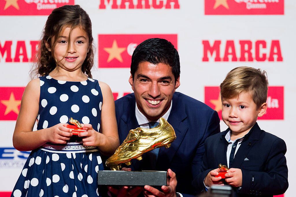 Luis Suárez levou a Chuteira de Ouro da última temporada do Campeonato Espanhol, por ter marcado 40 gols. O atacante do Barcelona levou os filhos, Delfina e Benjamin, para receber o prêmio e os pequenos ganharam miniaturas da Chuteira! Ele é muito paizão, mesmo