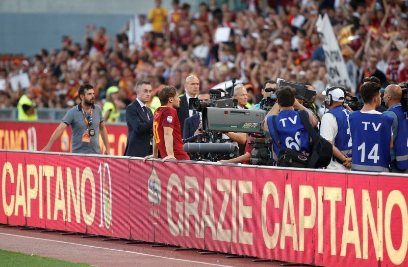 Nas laterais do campo, a mensagem 'Grazie Capitano' chamou atenção