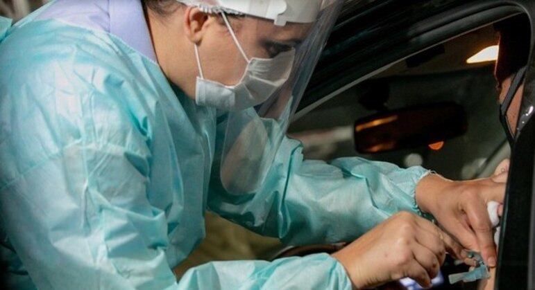 Intervalo entre as doses da vacina AstraZeneca/Oxford é de 12 semanas
