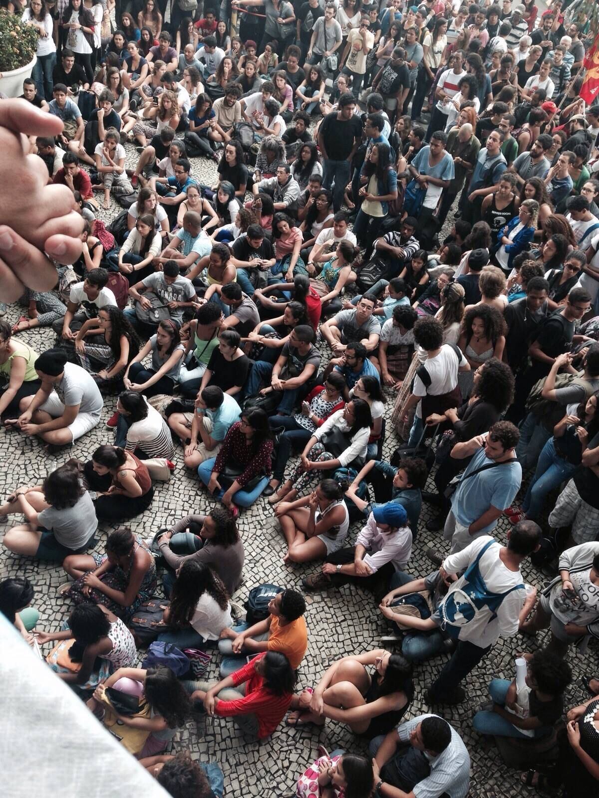Estudantes ocuparam campus da Uerj (Universidade do Estado do Rio de Janeiro) na madrugada de segunda-feira (30). Eles defendem o retorno das aulas apenas com o pagamento dos salários atrasados de terceirizados e de bolsas de alunos e residentes. Os atrasos fizeram a Uerj suspender as aulas desde o dia 24 de novembro por causa da insalubridade do local que, segundo a reitoria, afeta a segurança das pessoas e do patrimônio. Veja mais. Residentes e médicos do Hospital Universitário Pedro Ernesto, da Uerj, protestaram na quinta-feira (3), no centro do Rio. Desde o dia 24 de novembro, o atendimento no hospital foi interrompido por causa dos atrasos nas bolsas de assistência e no salário de residentes e funcionários terceirizados. Segundo representantes do grupo, cerca de 30% do efetivo continua trabalhando enquanto o restante cruza os braços até que o governo do Estado dê “calendário de pagamentos que dê a eles estabilidade”. Leia mais