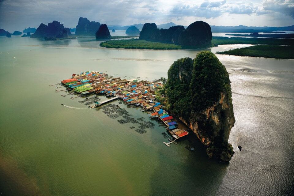 O vilarejo de Koh Pannyi se encontra na baía de Phang Nga, na Tailândia, formada por um derretimento de gelo ocorrido há 18 mil
anos.

A elevação das águas submergiu as áridas montanhas, só
deixando de fora os cumes, atualmente cobertos de vegetação tropical