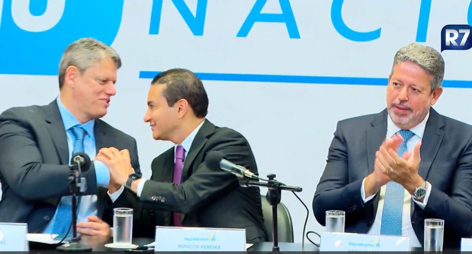 Ao centro, o deputado Marcos Pereira (Republicanos-SP), durante a convenção do partido