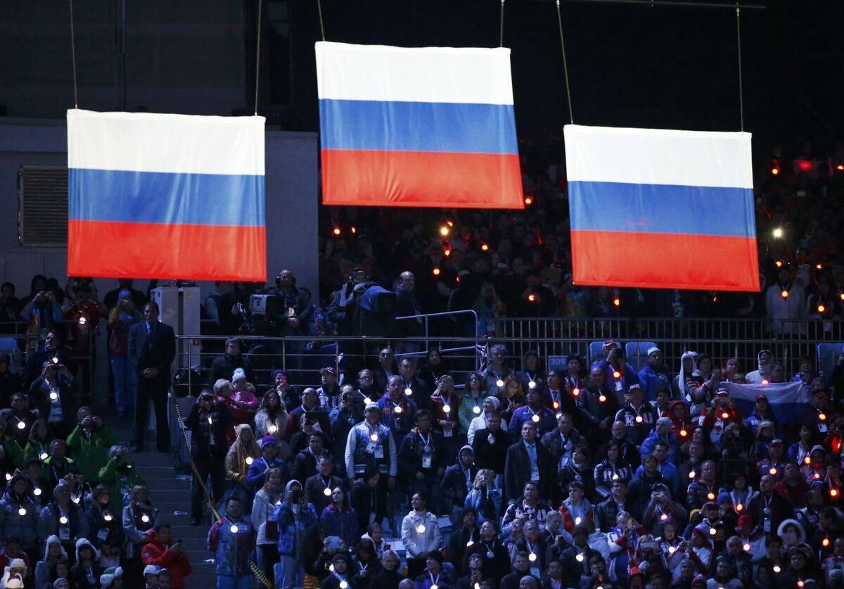 Isso resultou em três bandeiras russas levantadas ao mesmo tempo
