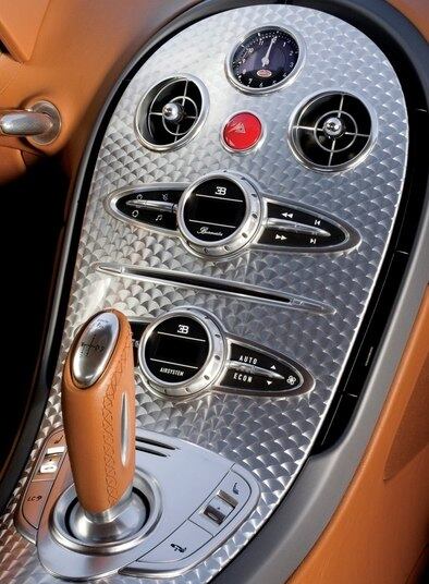 Detalhe dos difusores de ar-condicionado do legítimo Bugatti Veyron: linhas inspiradas nas turbinas de avião