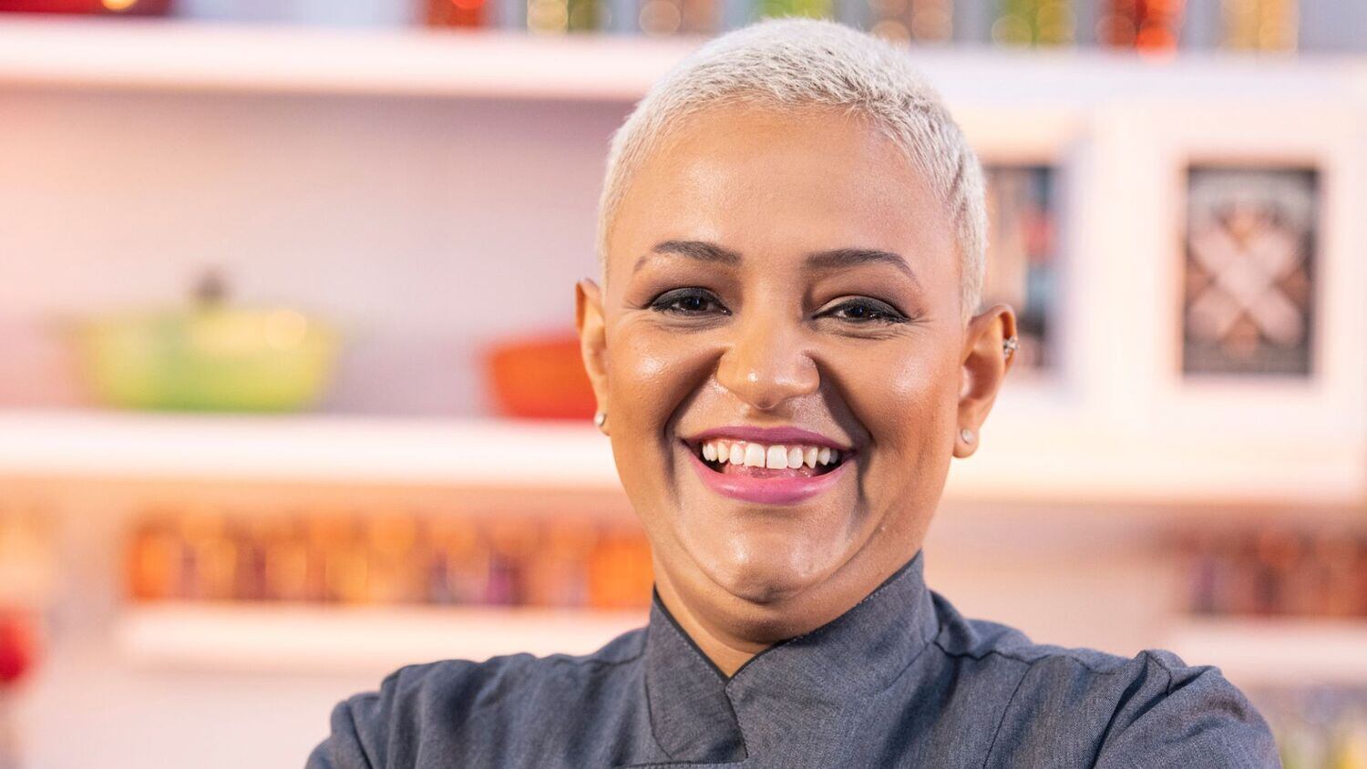 A carioca Bárbara Mattos foi a segunda eliminada do Top Chef Brasil 4! Confeiteira de mão cheia, a competidora foi a única a apresentar sobremesas duas vezes na disputa pelo prêmio de R$ 300 mil. Apesar das receitas serem bem elaboradas, a participante sempre recebia alguma crítica pelo sabor do prato. Na Casa Top Chef, ela fez várias amizades por ser divertida, e antes da eliminação, deixou um climão entre os colegas de confinamento. Reveja a passagem de Bárbara pelo reality! 