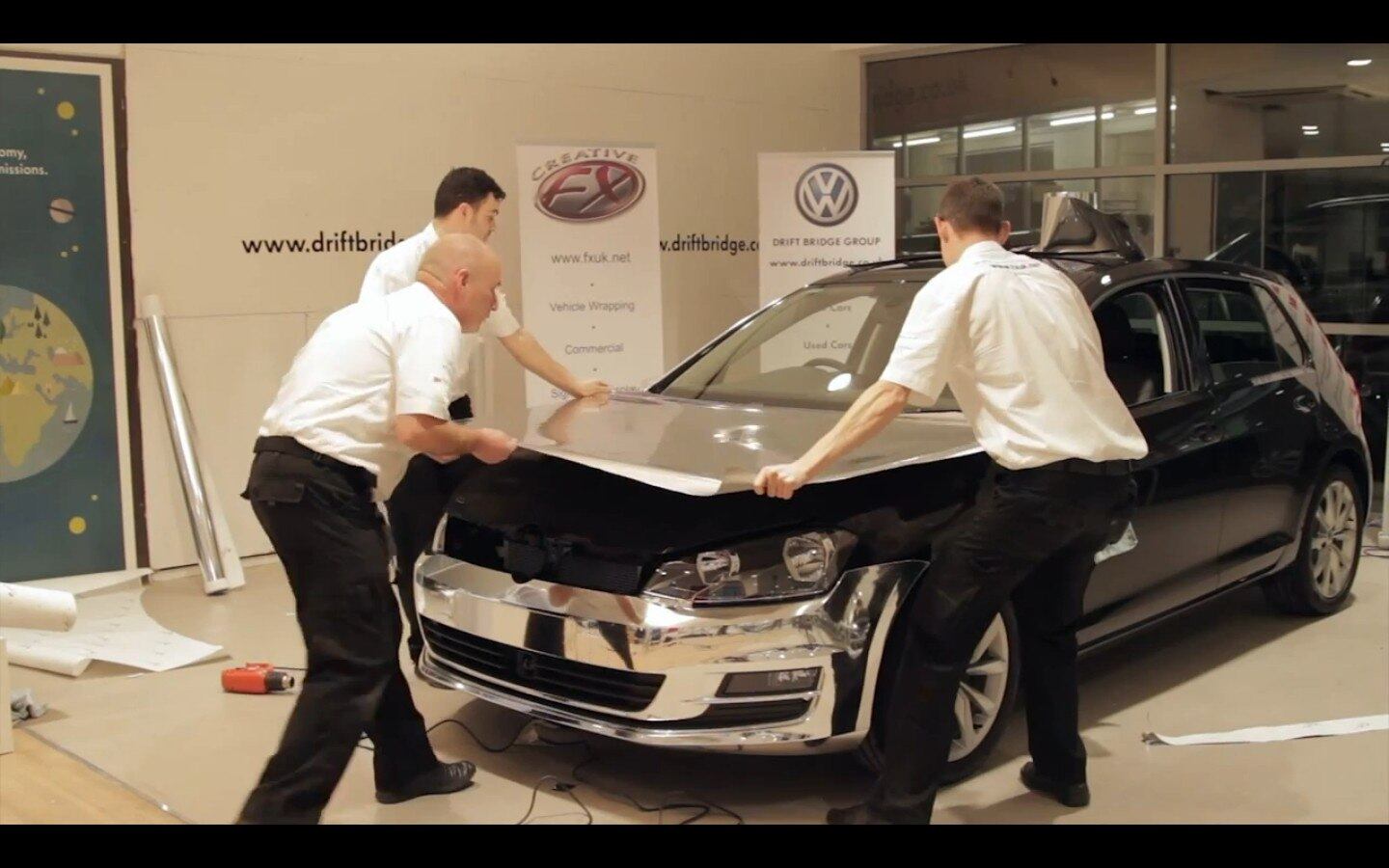 A colocação do adesivo é feita com atenção para evitar bolhas na carroceria
VEJA TAMBÉM
> RAM faz picape enfurecida para divulgar novo filme do Super-Homem
> Direto da idade da pedra: carro do filme Os Flintstones movido com os pés vai a leilão
Quer saber tudo sobre carros? Acesse R7.com/carros