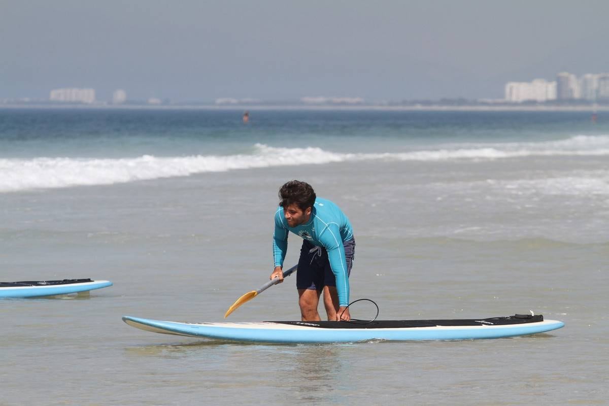 Bruno Gagliasso e Ricardo Pereira praticam stand up paddle na praia da Barra da Tijuca, no Rio
