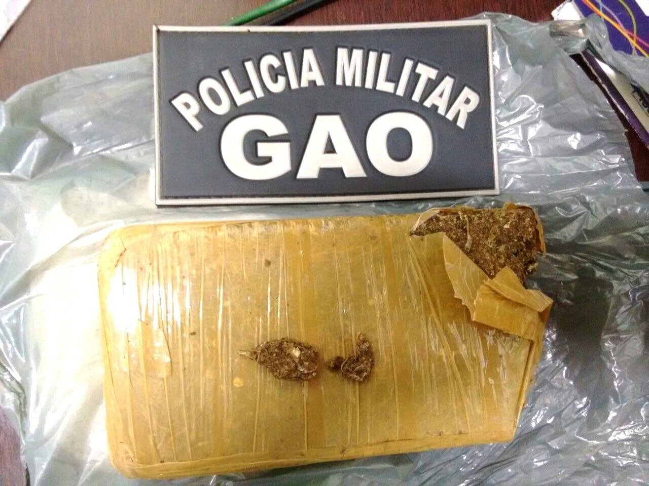 Policiais militares que estavam no ônibus fizeram a abordagem e encontraram a maconha na bolsa da criança