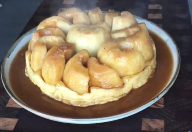 Aprenda a fazer uma Tarte Tatin, ou seja, uma torta de maçã francesa! Conhecida como torta invertida é bem fácil de fazer. A massa é muito simples, só precisa misturar:

Ingredientes para a massa
250g de farinha
125g de manteiga
1 gema de ovo
1/2 xícara de água
1 pitada de sal

Preparo
Após misturar tudo, deixe descansar na geladeira.

Ingredientes para o recheio:
9 maçãs (descascada e sem o centro)
Caramelo (150g de açúcar e 150g de manteiga)

Preparo
Em um recipiente, coloque o caramelo, as maçãs em pé, como na foto, e por último a massa. Assar em um forno pré-aquecido a 180ºC por 20 a 25 min