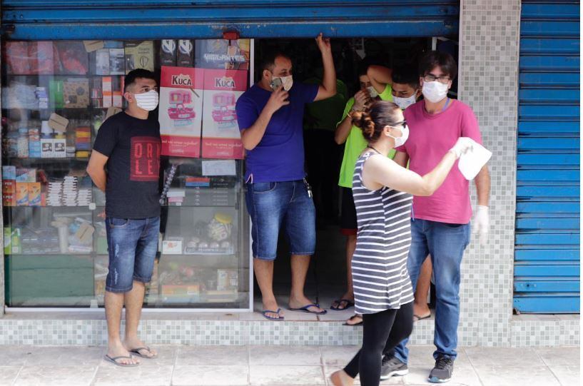 Clientes e funcionários devem usar máscaras para reabertura do comércio