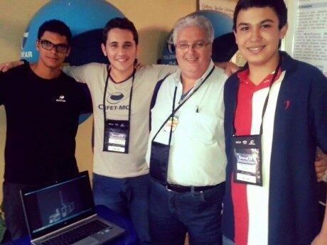 Professor Vicente Parreiras com os alunos na Semana de Ciência e Tecnologia