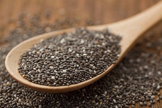 Semente de chia 



A chia possui fibras solúveis que, em contato com a água
incham e retardam a fome.



— Ela é desintoxicante e muito rica em proteína, pois tem
muito potássio, antioxidantes, cálcio e ômega 3