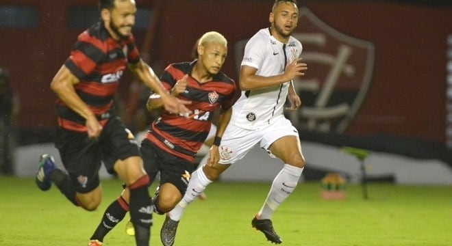 Corinthians e Vitória não saíram do 0 a 0 no 1º jogo das oitavas, no Barradão
