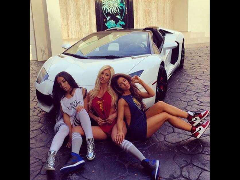 O norte-americano Dan Bilzerian, de 34 anos, é um dos playboys mais famosos do mundo. Filho de um empresário da Bolsa de Valores, ele é jogador profissional de pôquer e, hoje, passa a vida colecionando armas, belas mulheres e carrões.  Veja nas imagens a seguir todo o luxo desta vida de ostentação

