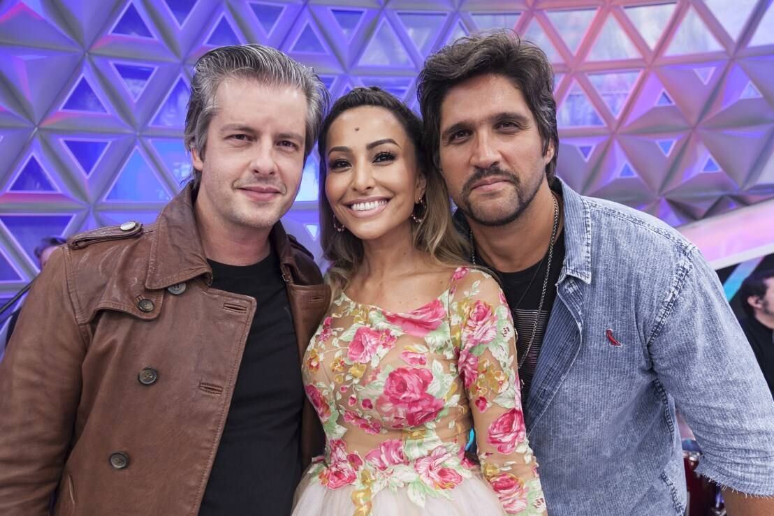 Por outro lado, os dois veem esses momentos
até como boas recordações.
Victor: Ainda sim era bom. As poucas pessoas
que estavam voltavam e em pouco tempo tinha casa cheia.
Leo: Valeu a pena
+ Vídeo: Victor e Leo listam as histórias mais emocionantes da carreira: “Chorei copiosamente”
+ Vìdeo: Sabrina Sato descobre detalhes sobre a vida amorosa de Yudi, Fernando e Sorocaba
+ Quer saber tudo sobre o Programa da Sabrina? Siga o perfil no Twitter
+ A atração da japa mais famosa do Brasil também está no Facebook. Curta!