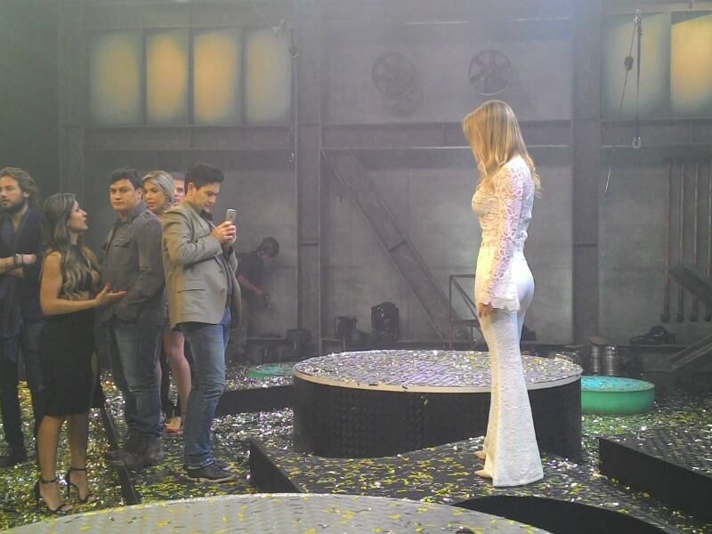 Gian, terceiro colocado no programa, parou para dar uma clicadinha na mulher, a blogueira Tati Moreto, no cenário da final