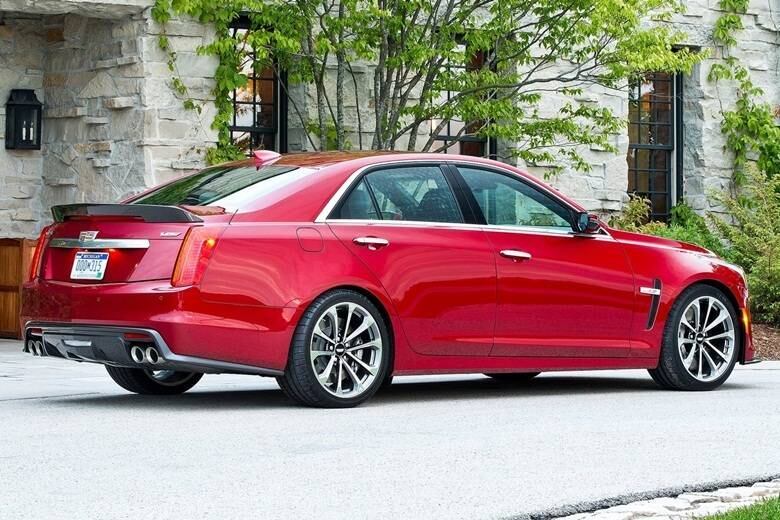 Cadillac CTS-V —  É a versão esportiva do poderoso sedã de luxo da marca norte-americana, que ganhou reforço estrutural e ficou 25% com a carroceria mais rígida. As suspensões, por sua vez, foram recalibradas para ficarem mais firmes. Com motor de 649 cavalos, o modelo atinge os 100 km/h em apenas 3,7 segundos e a velocidade máxima de 322 km/h — não há limitador de velocidade