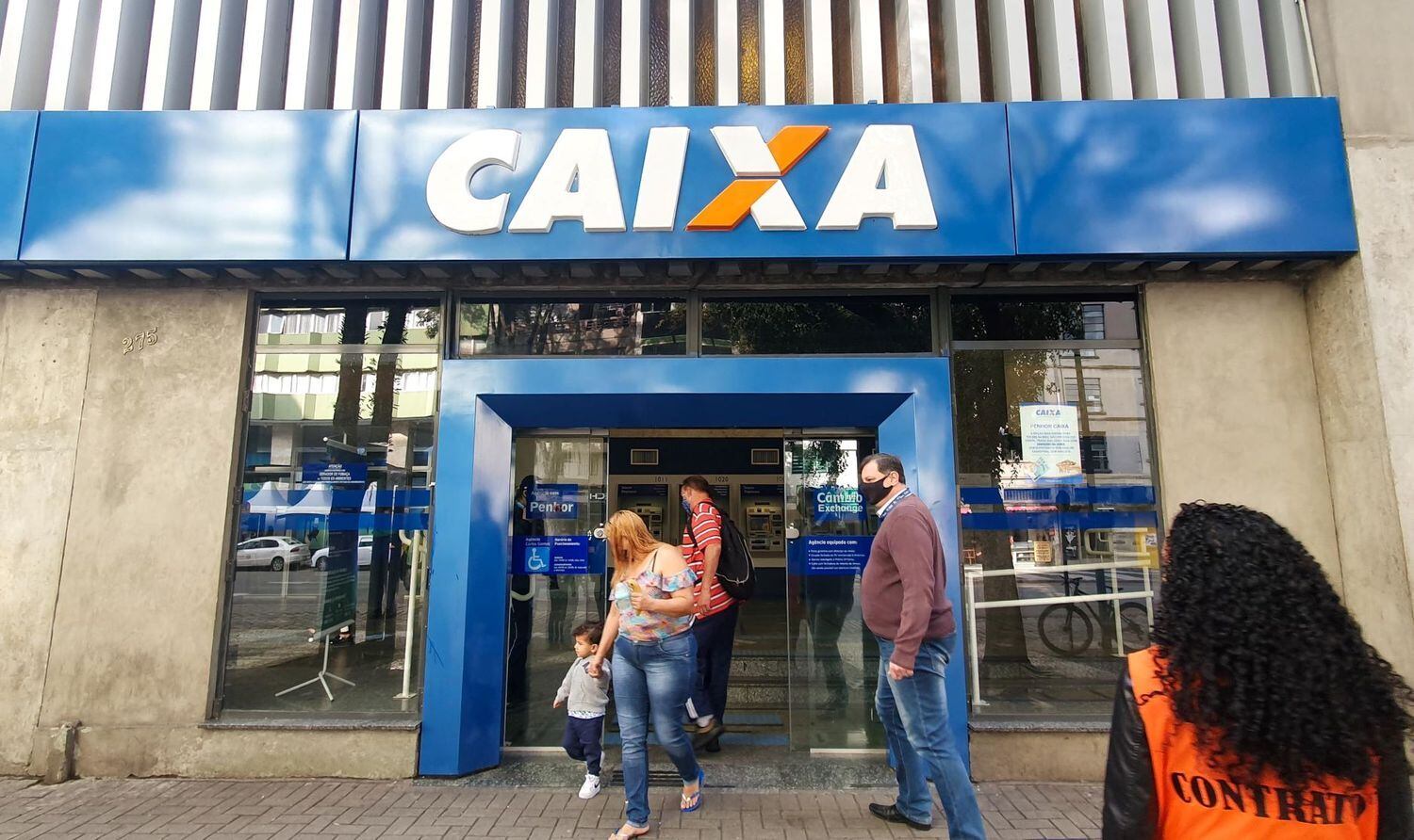 Vista de agência da Caixa Curitiba (PR); banco está pagando a 3ª parcela do auxílio