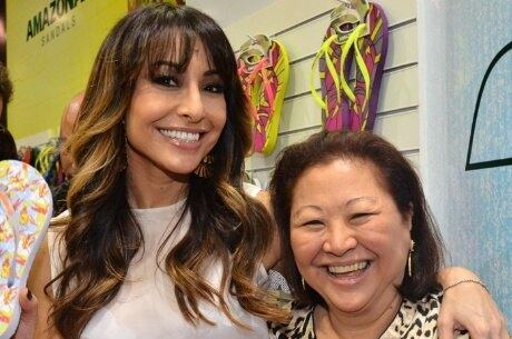 Dona Kika prestigiou o lançamento da coleção da filha na Francal
