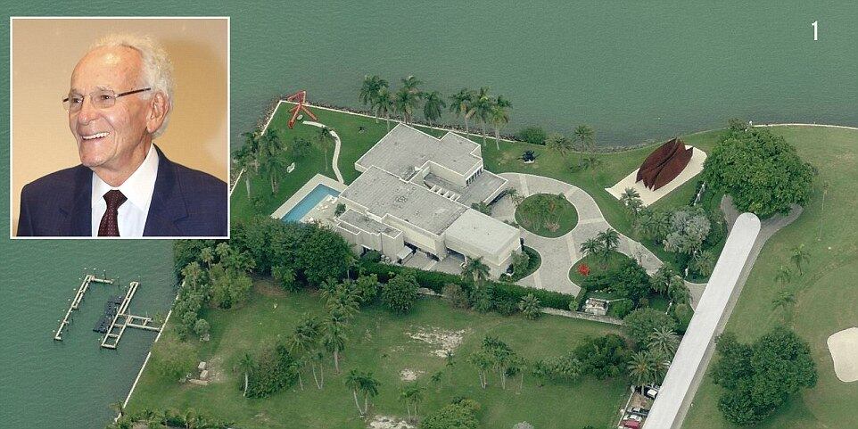 O bilionário do ramo de concessionárias de carro Norman
Braman pagou US$ 3,9 milhões (R$ 12,2 milhões) por esta mansão de 1.765 m² que
possui oito quartos e dez banheiros 
