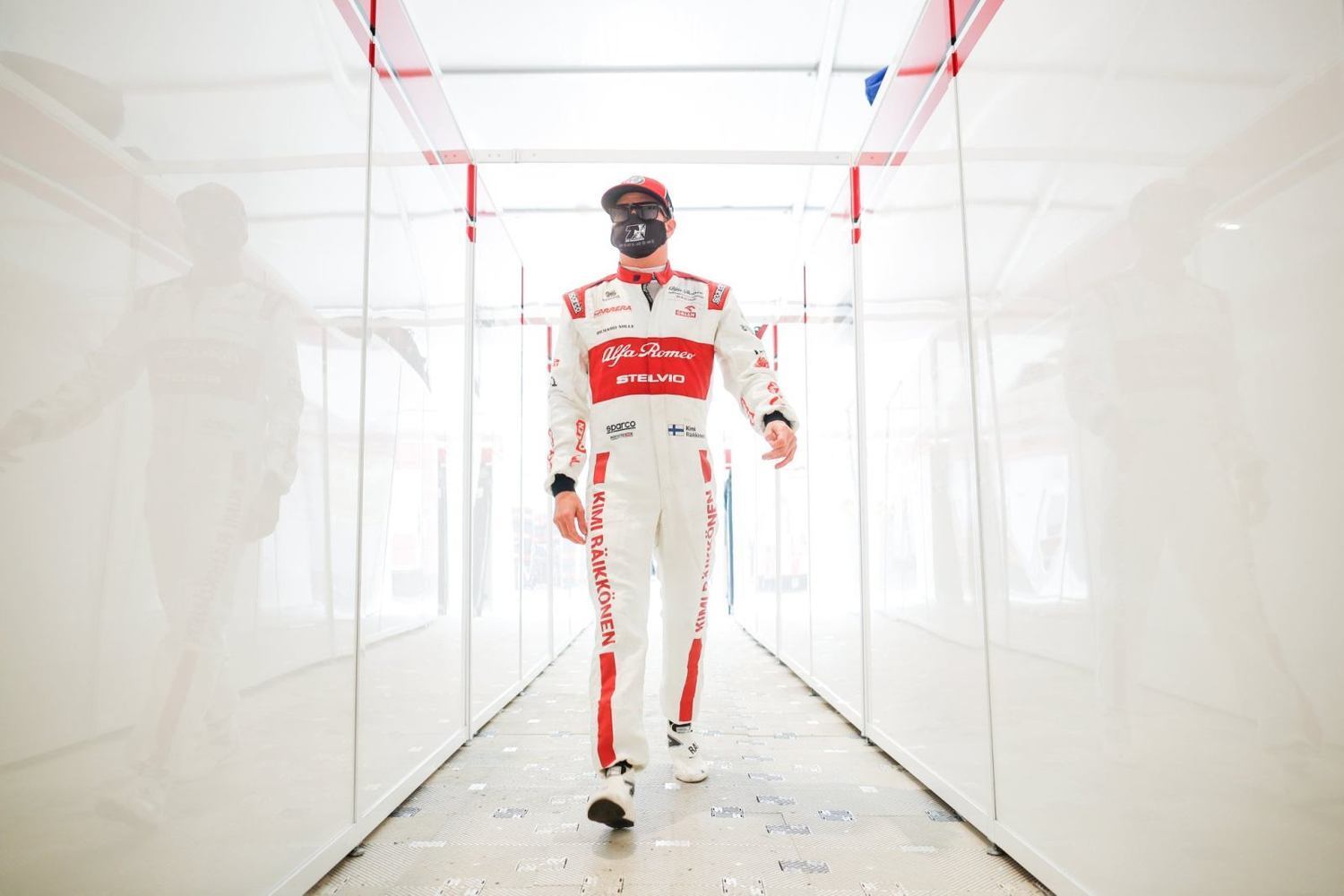 Kimi Räikkönen caminha no paddock do circuito de Mugello