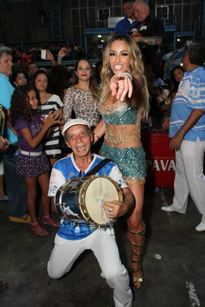 Sabrina Sato comemora aniversário na quadra da Vila Isabel