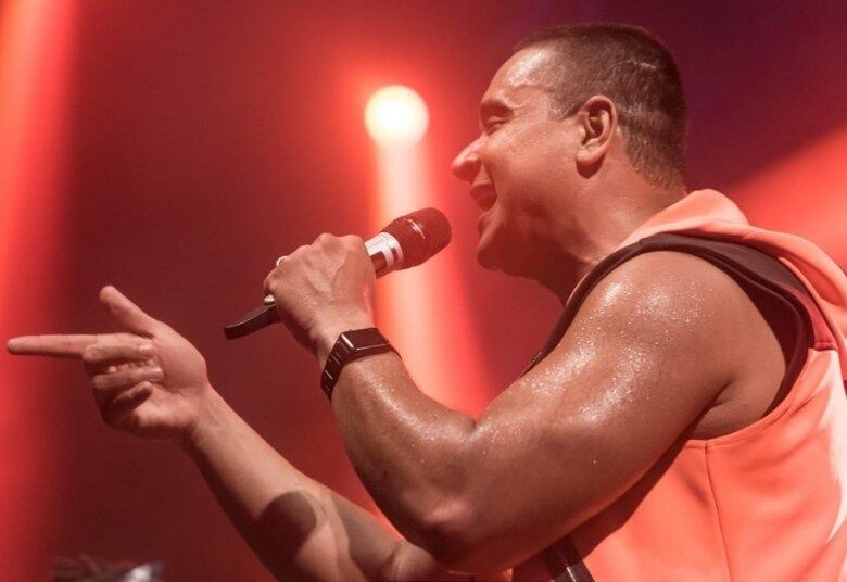 O Grupo Harmonia do Samba colocou os foliões para dançar no Camarote Claro em Salvador.