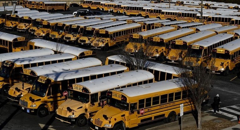 Escolas americanas sofrem com a falta de professores e funcionários por causa da Covid-19