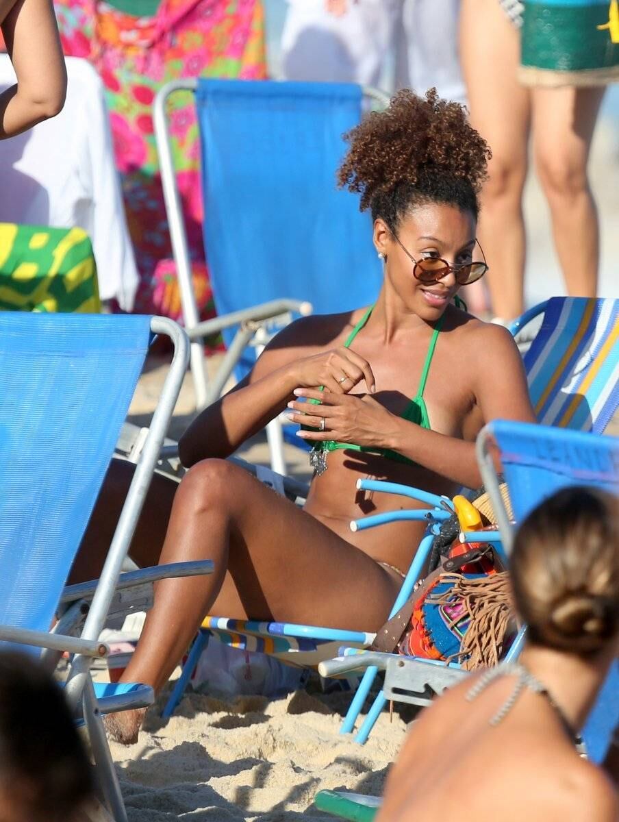 Sheron Menezes exibe corpão em dia de praia com os amigos no Rio de Janeiro
