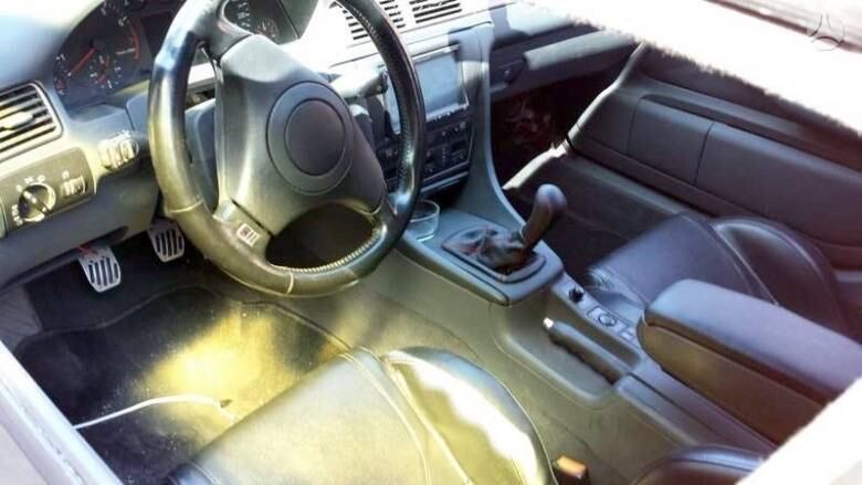 Ao contrário do exterior, a cabine do modelo genérico em nada lembra o interior do Bugatti Veyron original