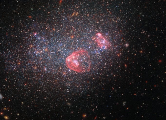 O telescópio espacial Hubble fez uma fotografia de um feixe de luzes conhecido como UGC 8091 ou GR 8. Ele é proveniente de uma galáxia anã irregular — ou seja, comparativamente pequena, de baixa massa e sem forma distinta ou uniforme
