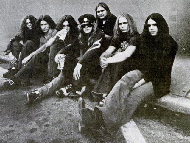 Lynyrd Skynyrd - A banda de rock americana acabou depois que quase todos os integrantes morreram na queda de um avião numa floresta, no Mississipi (EUA), em 20/10/1977. O baterista Artimus Pyle sobreviveu e hoje tem 73 anos.