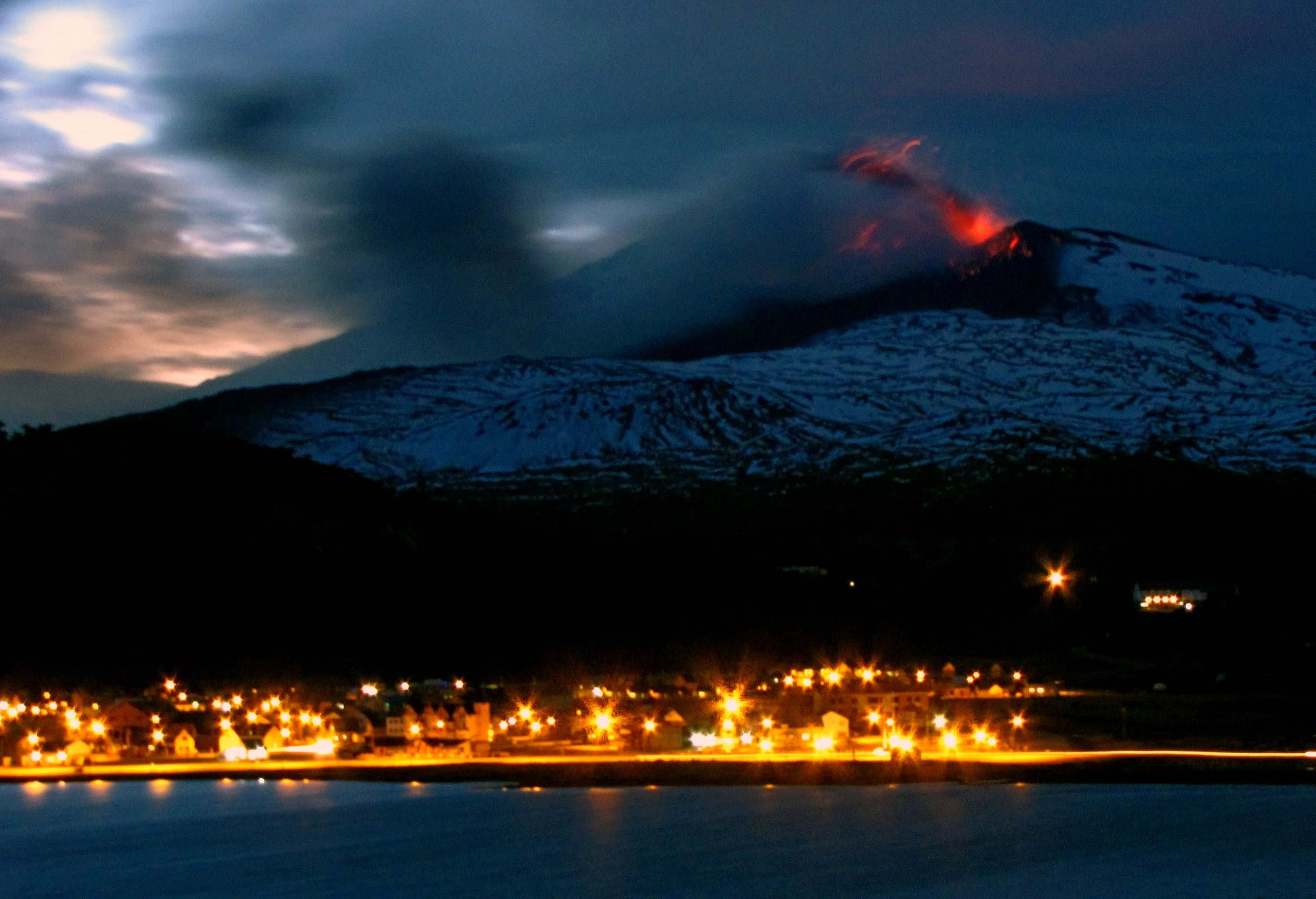 Na noite de sábado (foto), os equipamentos de monitoramento
detectaram uma atividade sísmica contínua e observaram uma
incandescência na cratera, o que poderia indicar fluxos de lava pelas
encostas do vulcão, de acordo com o Serviço Nacional de Geologia e
Mineração (Sernageomin), em um comunicado