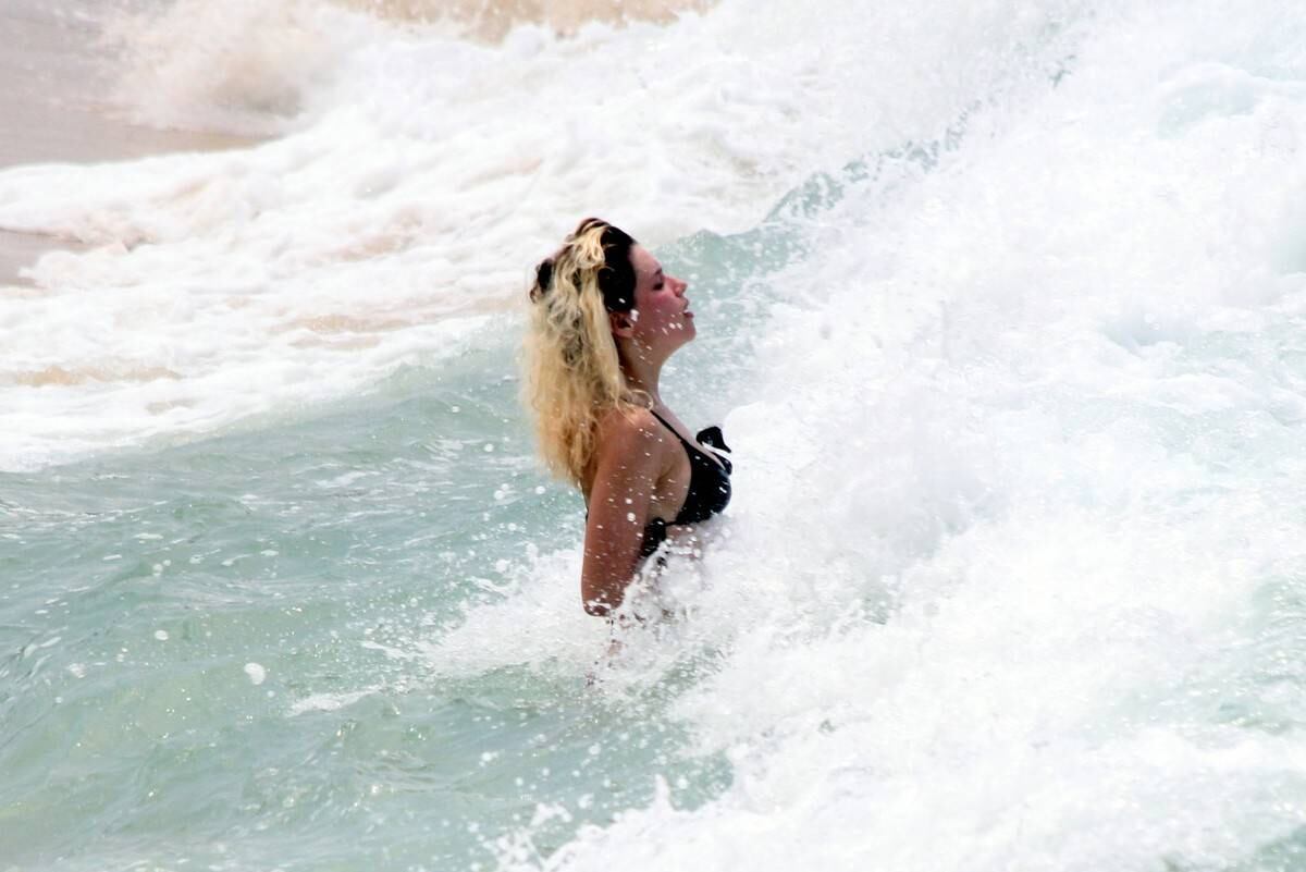 Bruna Linzmeyer foi à praia nesta quinta-feira (16)