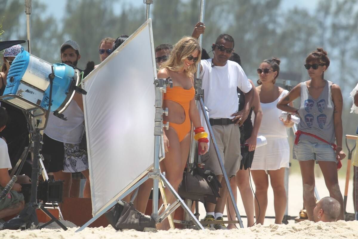 A atriz e apresentadora usava um maiô laranja, que evidenciou suas belas curvas