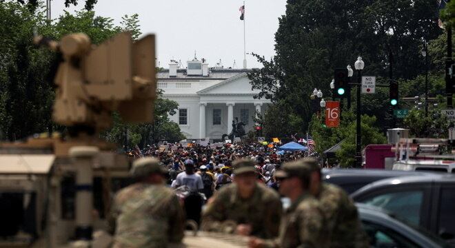 Miltares e manifestantes em frente na Lafayette Street em frente à Casa Branca
