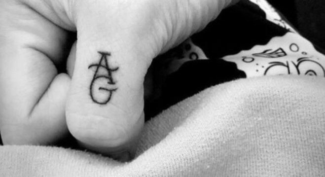 Pete também tatuou as iniciais de Ariana Grande
