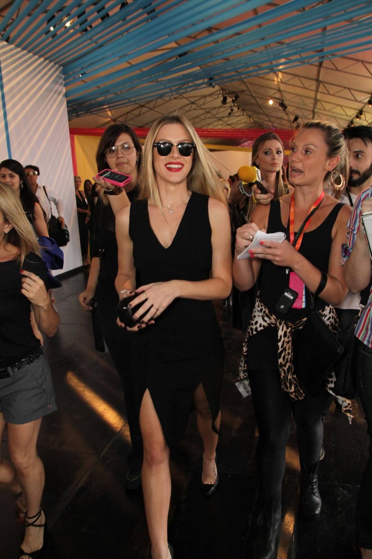 

A
loura, que escolheu um look total preto, está trabalhando bastante, mas
conseguiu um tempinho na sua agenda para conferir ao desfile da estilista
Giuliana Romano.

 



— Hoje continuo em São Paulo, mas amanhã eu já estou no Rio de Janeiro.

