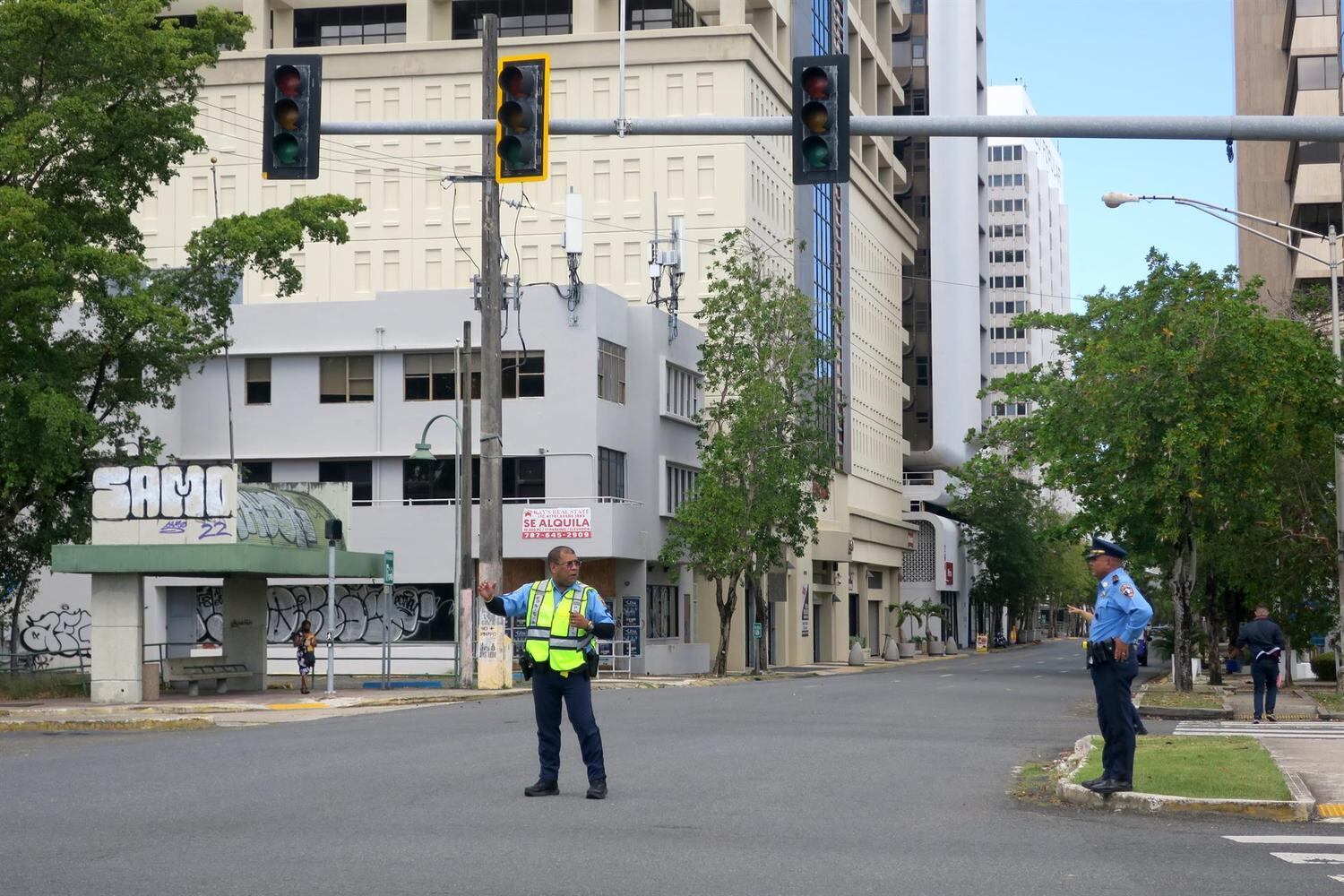 Agentes precisam controlar o trânsito por falta de eletricidade nos semáforos