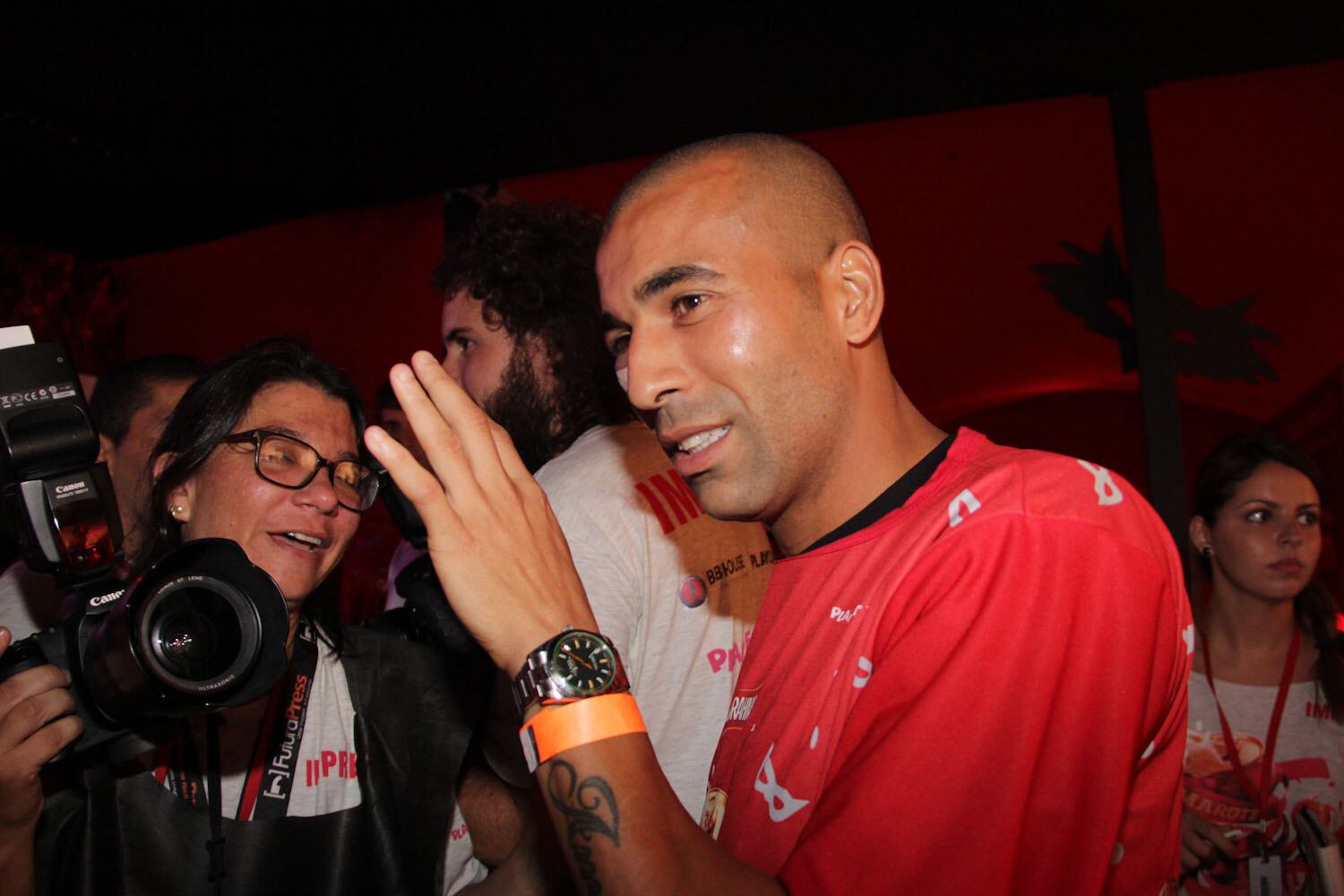 10— vai pra balada sem medo de ser feliz e não decepciona em campo, principalmente nas decisões: para finalizar em grande estilo, Sheik é o tipo do boleirão que não tem medo de ser visto na balada e não esconde que sai a noite. Além disso, o camisa 11 curte, bebe e ainda dá resultado dentro de campo, principalmente em decisões