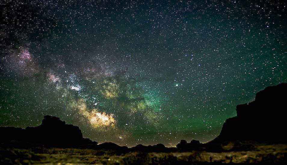 O fotógrafo Randy Halverson viajou pelo centro-oeste dos Estados Unidos para tirar fotos do céu durante a noite. O resultado foram várias imagens incríveis que mostram de diversas constelações, fenômenos meteorológicos e até da própria Via Láctea. Veja mais fotos do viajante