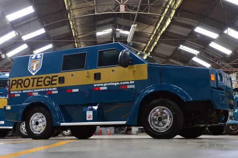 A blindagem para os quatro pneus pode variar de acordo com o modelo. Nas versões mais caras, eles recebem reforços para permitirem que o carro se desloque mesmo com os pneus furados
