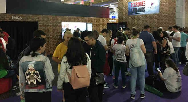 Público da Brasil Game Show faz fila para entrar no estande do PlayPlus