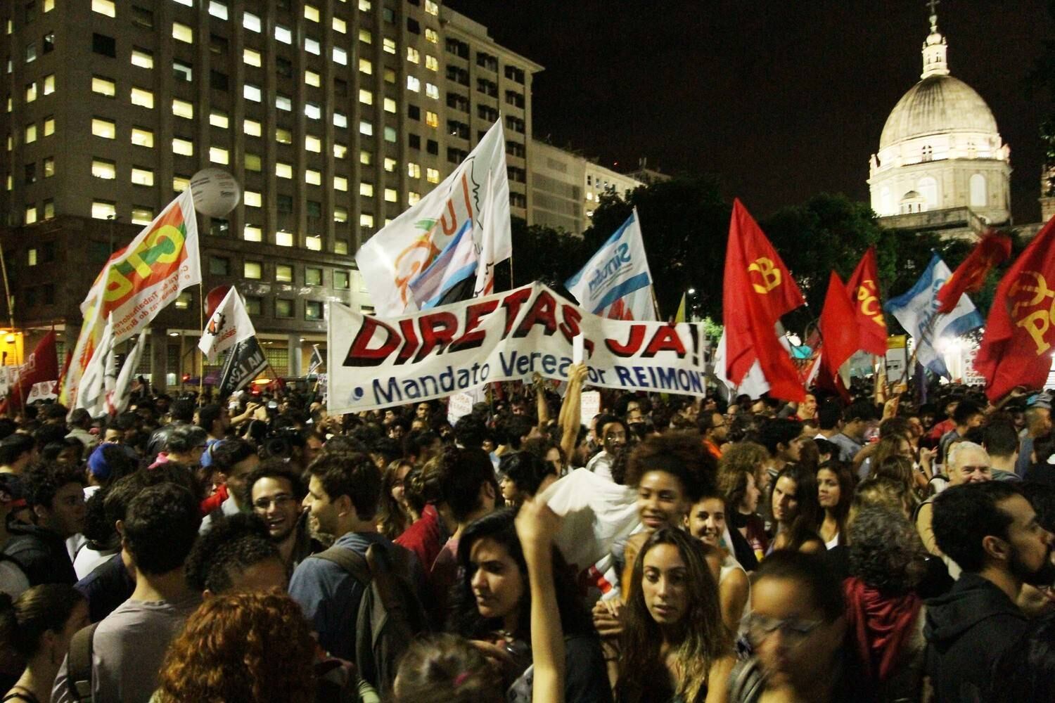 Manifestantes fizeram um protesto no centro do Rio pedindo a renúncia do presidente Michel Temer (PMDB) e "Diretas Já", eleições diretas para presidência. O protesto teve início na Candelária e caminhou até a Cinelândia, onde a multidão se aglomerou em frente à Câmara dos Vereadores. O ato teve início após Temer afirmar que não irá renunciar ao cargo. O presidente foi gravado por um dos donos da JBS, Joesley Batista, dando aval para comprar o silêncio do ex-deputado Eduardo Cunha, conforme informou o jornal O Globo nesta quarta-feira (17). Leia Mais