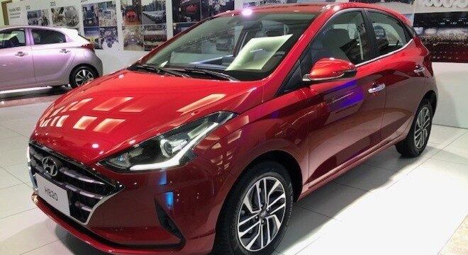 Versão completa cheia de detalhes cromados, rodas de liga-leve e farois com projetores