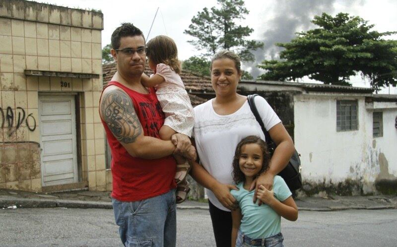Gisele Coelho, moradora do bairro da Penha, afirma que sabe a situação do incêndio pela televisão. Ela está com medo porque soube que a qualidade do ar está ruim na região.  

— Quem garante que essa fumaça toda não faz mal? Parece que a gente está com gripe, dá um mal-estar. Minha sobrinha foi para o hospital com bronquite por causa da fumaça  