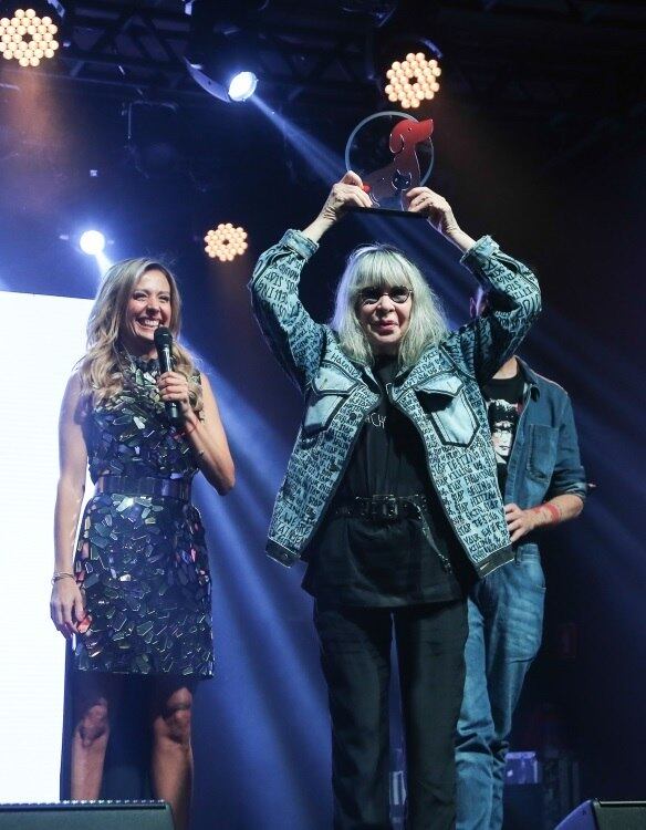 No Instagram, Luisa também falou de sua admiração por Rita Lee.
— Ela foi a primeira artista brasileira defender publicamente os animais! Nunca se calou, mesmo diante de ameaças de poderosos que exploram animais. Ela é minha grande inspiração, minha primeira grande apoiadora, minha musa da vida. A felicidade não cabe no meu peito. A ansiedade também não. Estou tremendo, feliz, emocionada